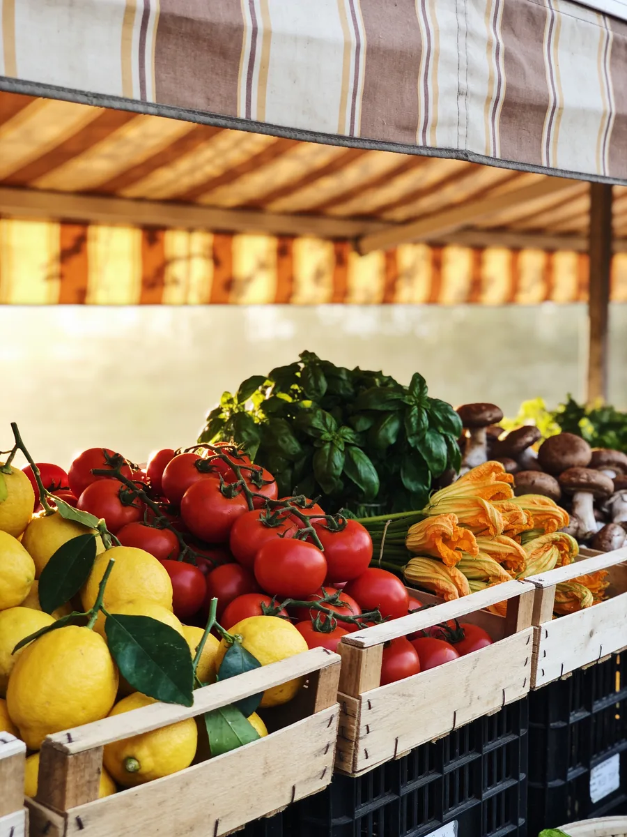 Cassetta di verdure fresche al mercato